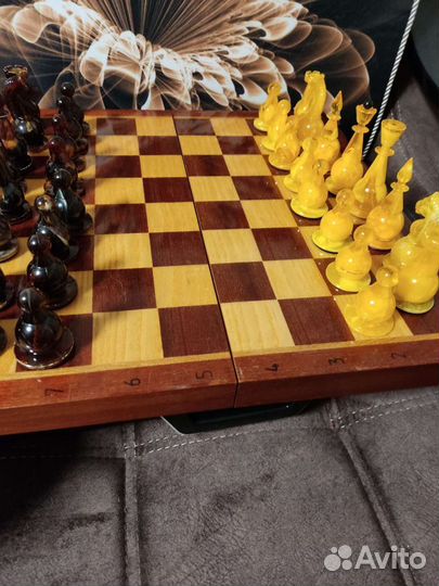 Шахматы из янтаря