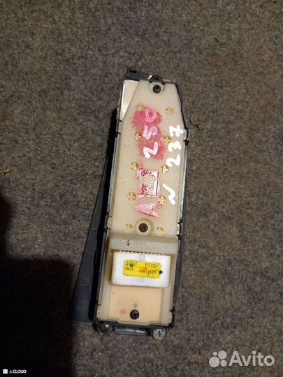 Блок упр. стеклоподьемниками на toyota avensis AZT