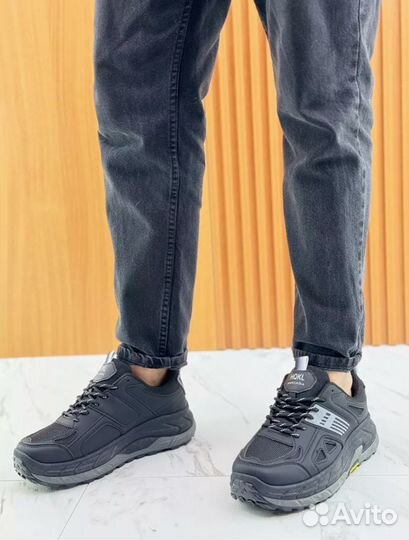 Кроссовки спортивные