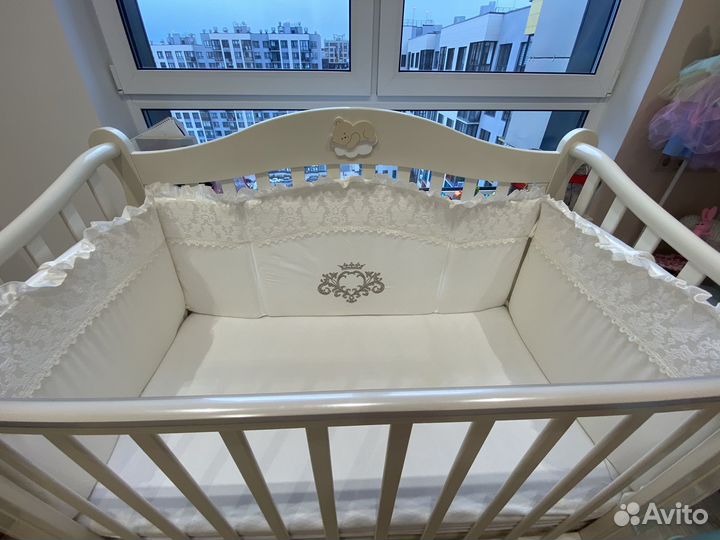 Детская кроватка с продольным маятником