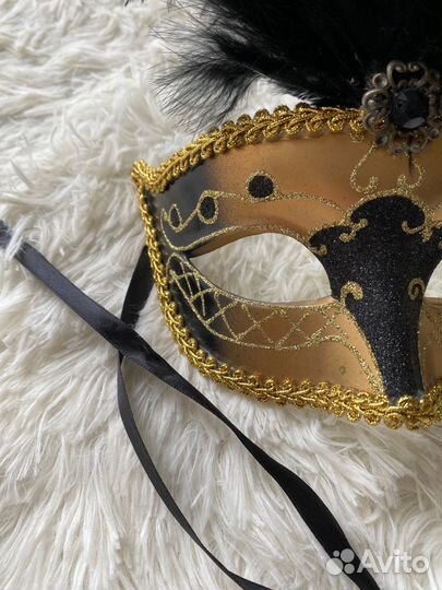 Маскарадная маска с перьями