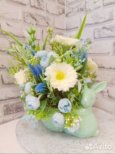 Цветочная композиция в кашпо Зайчик