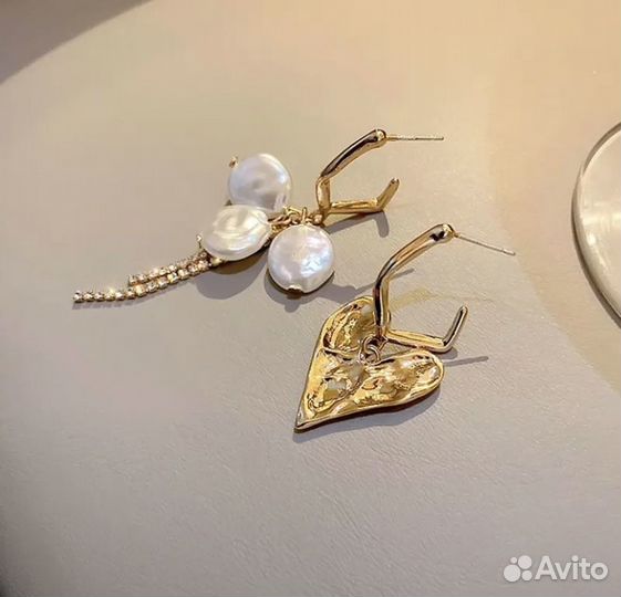 Серьги золотистые ассиметричные с иск жемчугом