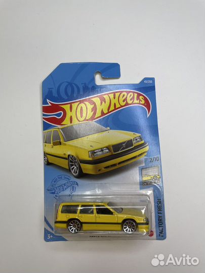 Hot wheels машинка Volvo 850 Estate «жёлтая»