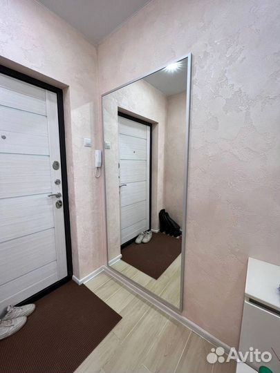 Зеркало в тонкой раме с креплением