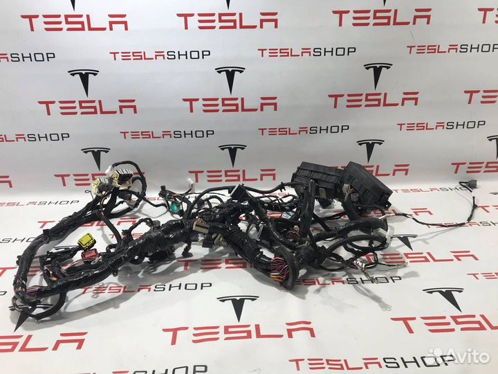 Электропроводка приборной панели кузова Tesla