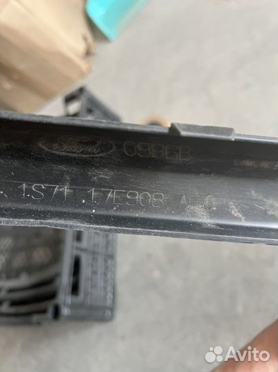 Молдинг переднего бампера правый Ford Mondeo III