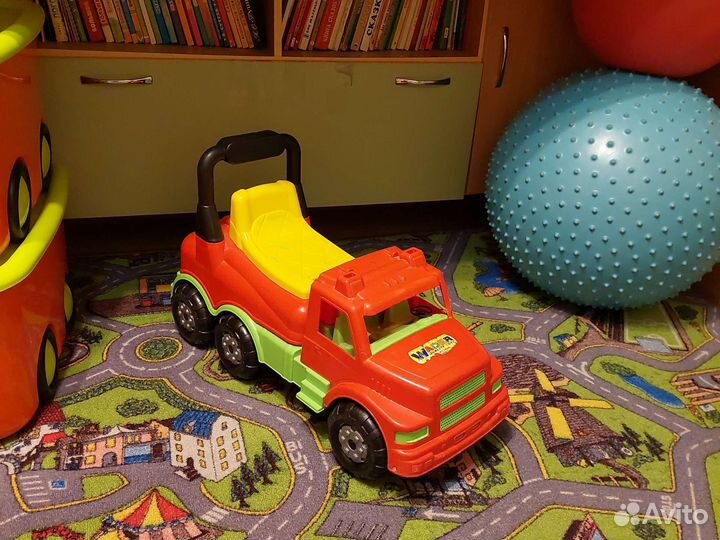 Развивающий автомобиль - каталка