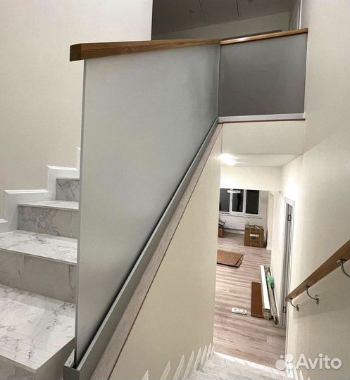 Стеклянное ограждение лестницы