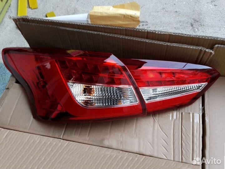 Фонарь задний левый внутренний Форд Фокус 3 Седан