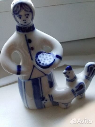 Фарфоровая статуэтка Гжель Птичница