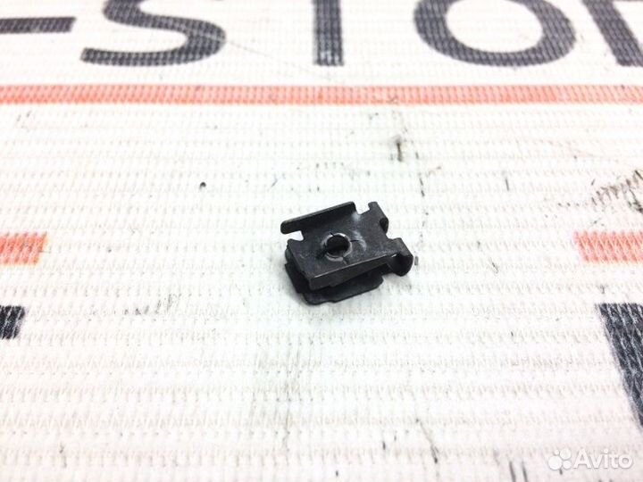 Клипса панели приборов Volkswagen Touareg 7L