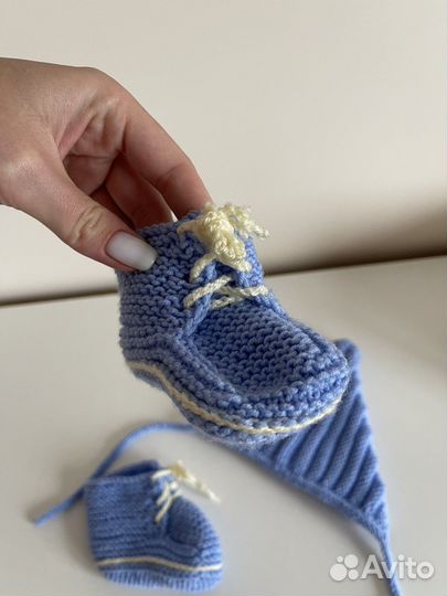 Шапочка и пинетки для новорождённого (вязаные)