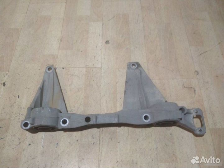 Кронштейн заднего моста Mercedes Benz W447