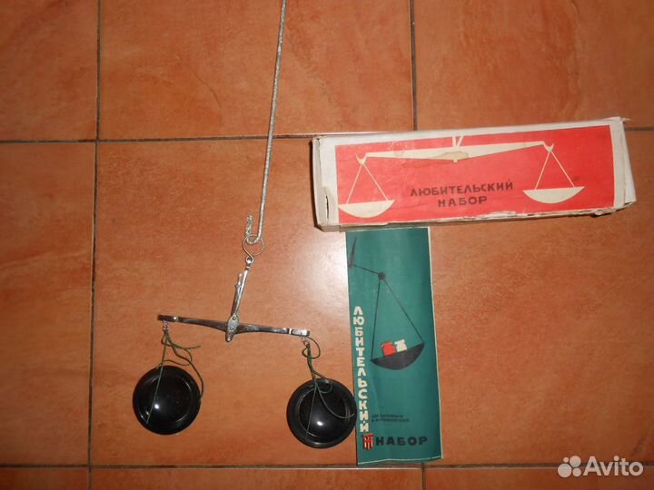 Набор гирь и весы