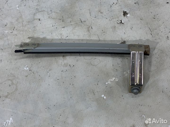 Направляющая заднего стекла передняя правая Nissan