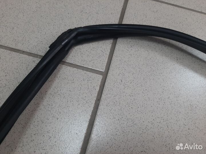 Уплотнитель стекла двери передний левый RAV4 40