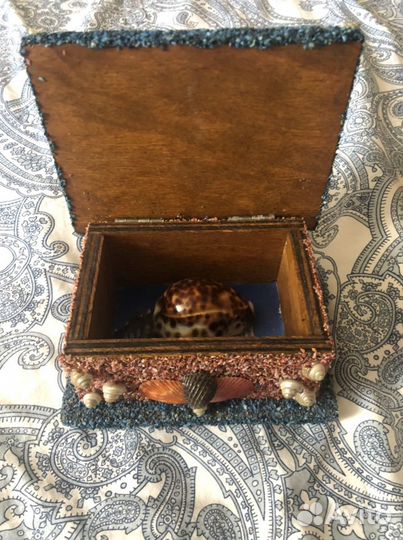 Шкатулка из раковин и кораллов