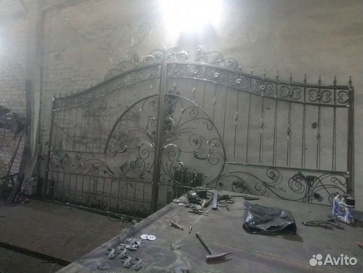 Ворота, калитки, ограждение, перила на лес