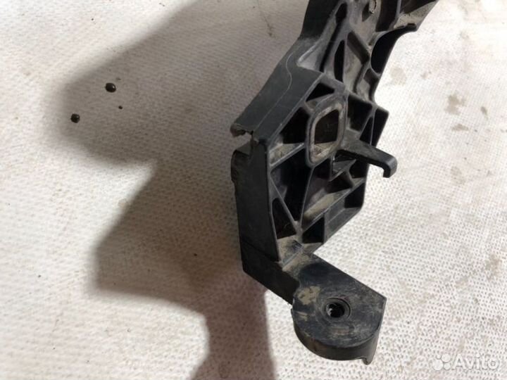 Кронштейн радиатора передний Mercedes-Benz C-Class