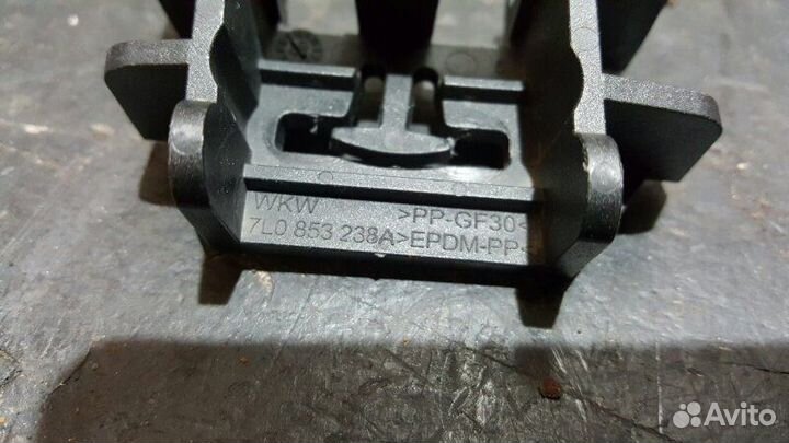 Кронштейн боковой накладки правый Porsche Cayenne