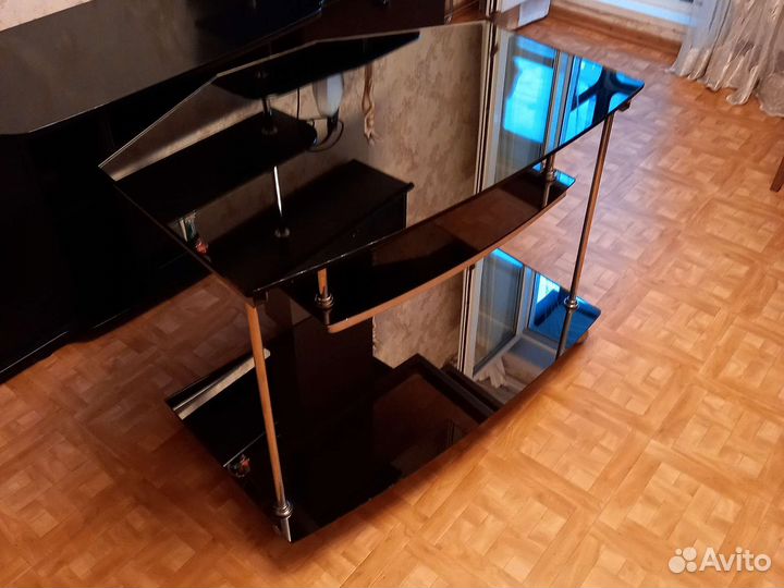 Зеркальный стол под телевизор