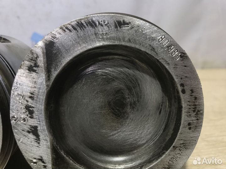 Поршень с шатуном Volkswagen Golf II 1.8 RP