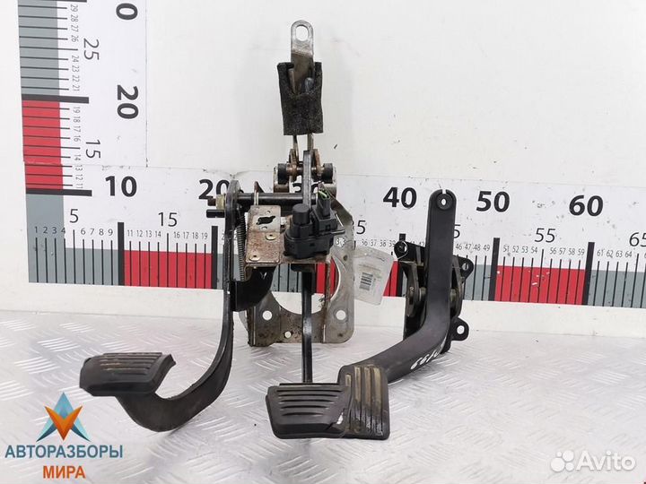 Педаль Ford Focus рест. 2002 1320941