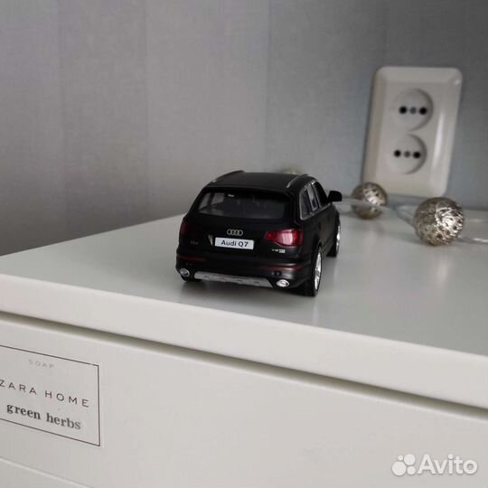Модель машины. Audi Q7 V12. 1:36