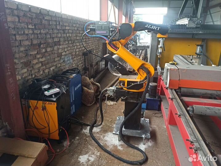 Сварочный робот с источником сварки