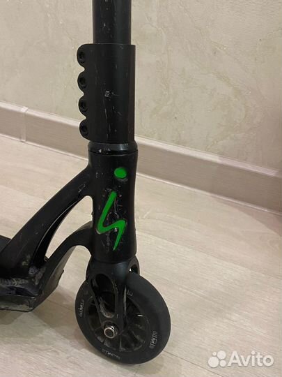 Трюковый самокат limit LMT 06 черный/зеленый