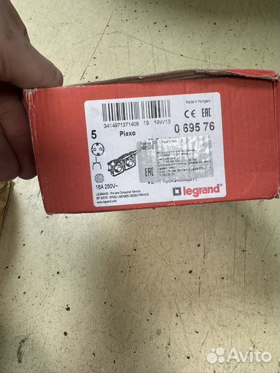 Розетка электрическая Legrand Plexo
