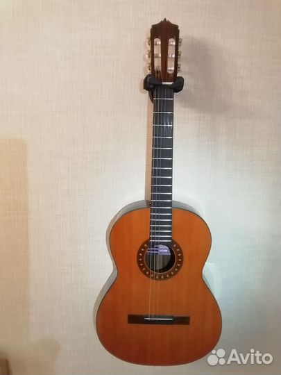 Классическая гитара с металлическими струнами