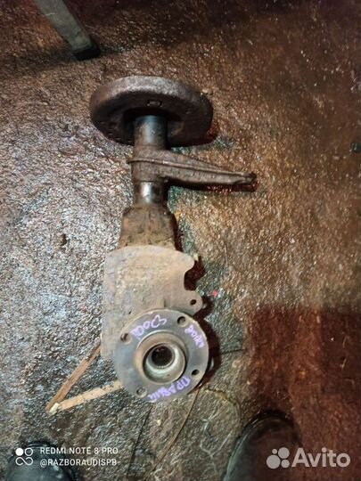 Передний правый поворотный кулак Audi 100C3