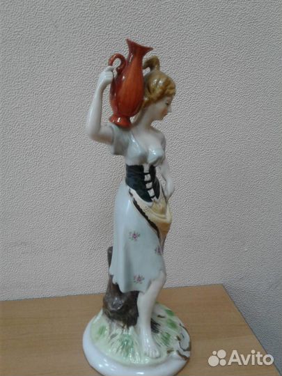 Девушка с кувшином. Английский фарфор