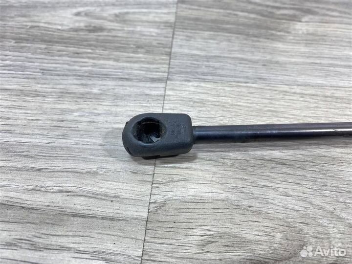 Амортизатор капота VW Туарег