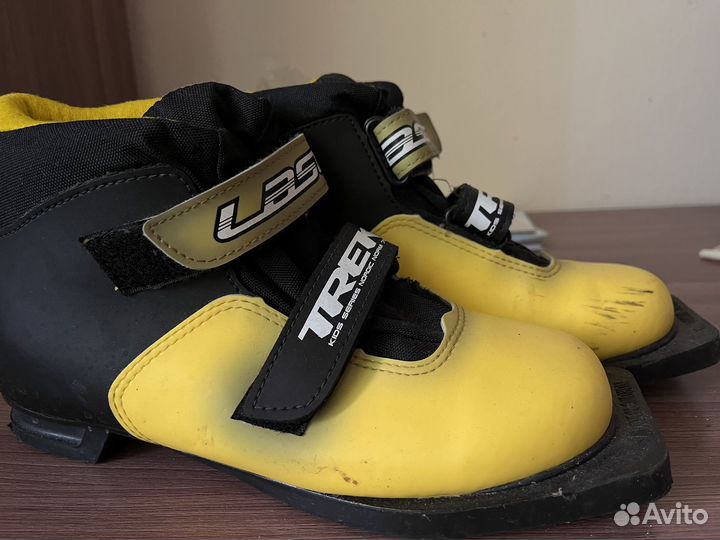 Лыжные ботинки и лыжи