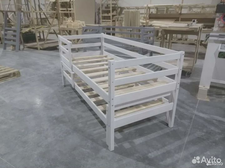 Кроватка из массива сосны Софа-2 с лесенкой