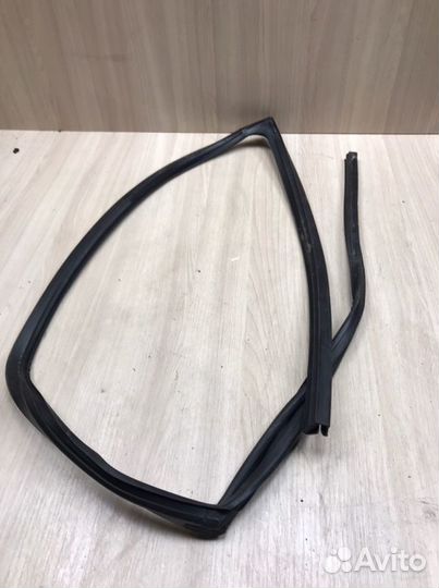Уплотнитель стекла двери передний правый Nissan