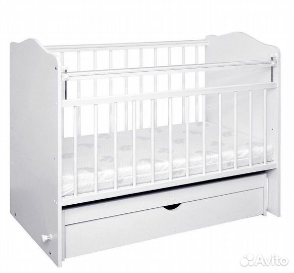 Детская кроватка с маятником