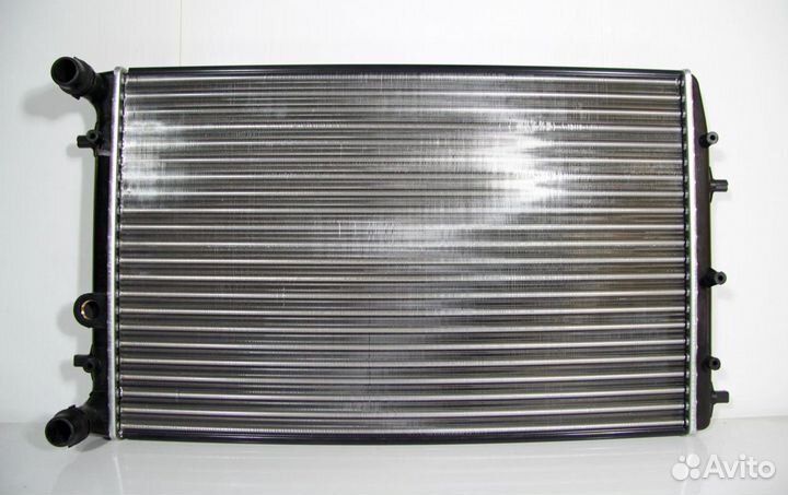 Радиатор охлаждения Шкода Фабия