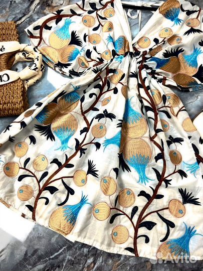 Платье с ярким принтом