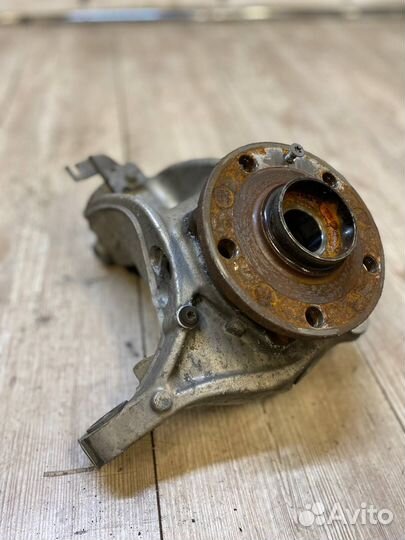 Кулак поворотный правый в сборе Volkswagen Passat