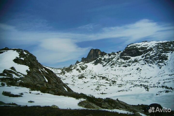 Ергаки поход на снегоступах, висячий камень