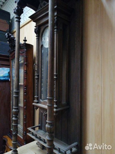 Старинный большой постамент часы