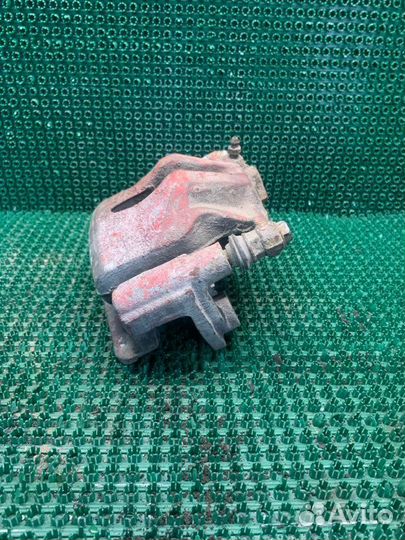 Суппорт тормозной передний левый Toyota Mark 2