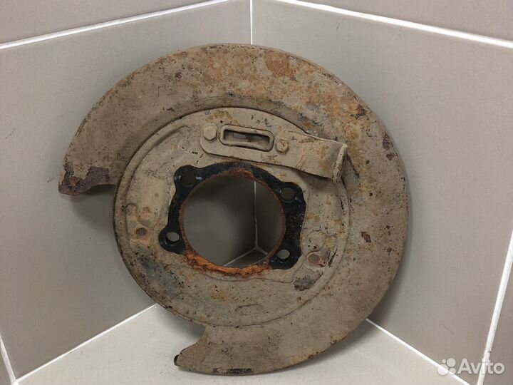 Щит опорный задний правый ssang yong actyon NEW