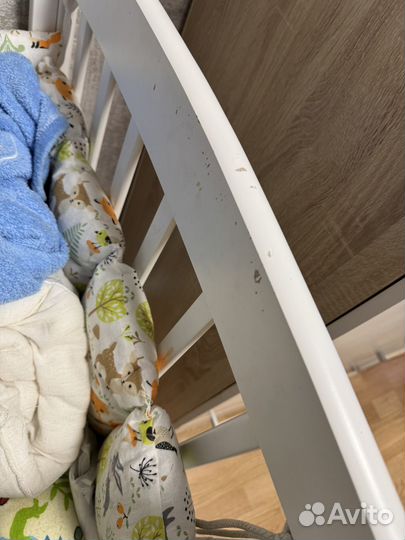 Детская кроватка с маятником и ящиком