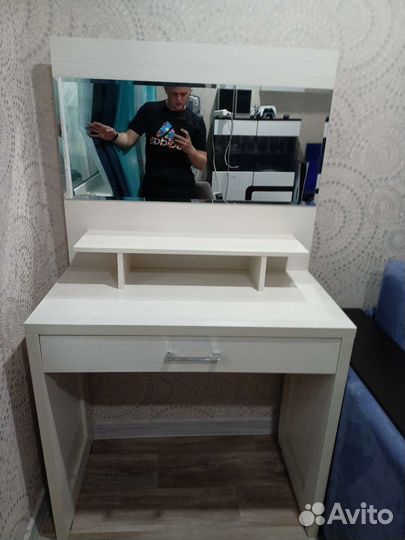 Косметический столик с зеркалом