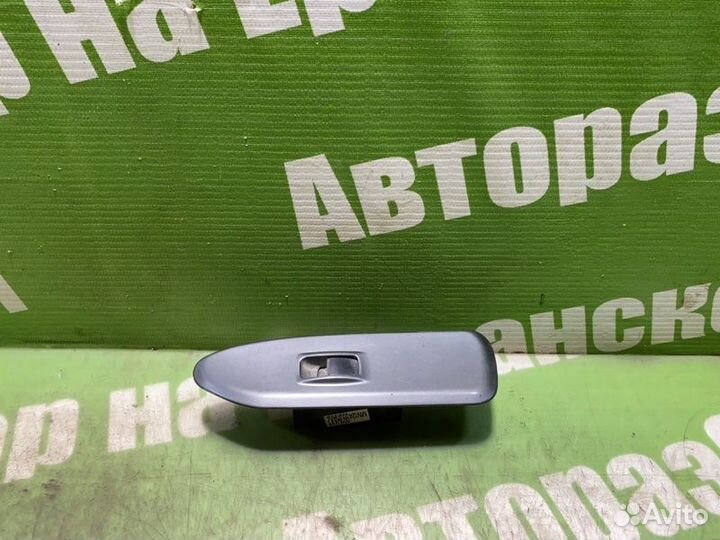 Кнопка стеклоподъемника передняя правая Mitsubishi